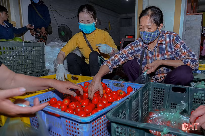 Chợ đêm nông sản Bình Hương nhộn nhịp, hút khách dịp nghỉ lễ