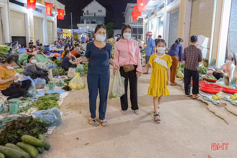 Chợ đêm nông sản Bình Hương nhộn nhịp, hút khách dịp nghỉ lễ