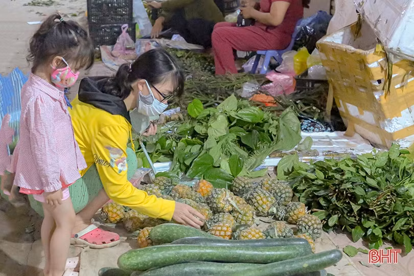 Chợ đêm nông sản Bình Hương nhộn nhịp, hút khách dịp nghỉ lễ