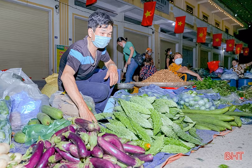 Chợ đêm nông sản Bình Hương nhộn nhịp, hút khách dịp nghỉ lễ