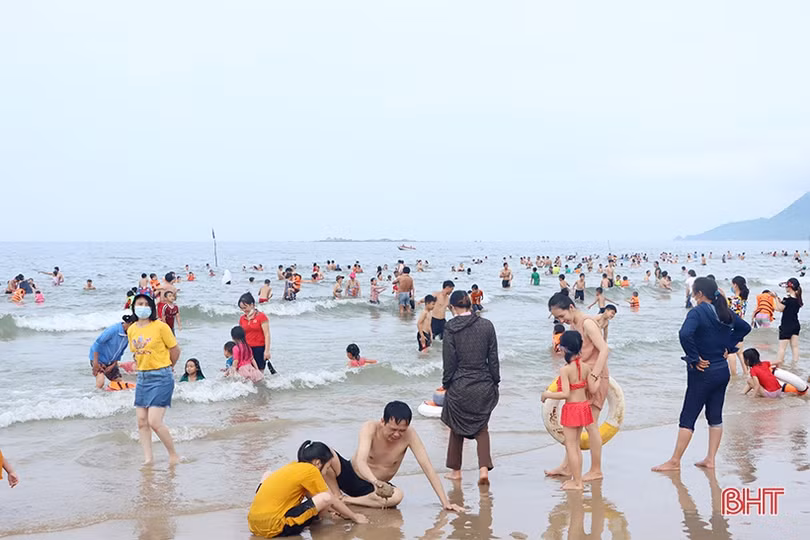 Du khách nườm nượp đổ về Thiên Cầm dự Lễ hội du lịch biển Hà Tĩnh