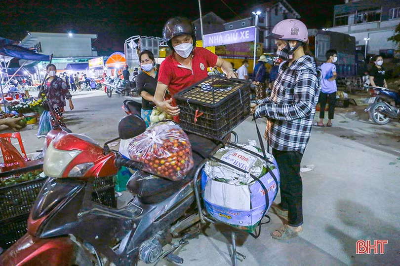 Chợ đêm nông sản Bình Hương nhộn nhịp, hút khách dịp nghỉ lễ