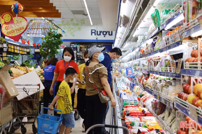 Người tiêu dùng Hà Tĩnh tranh thủ mua sắm trước kỳ nghỉ lễ 30/4 - 1/5