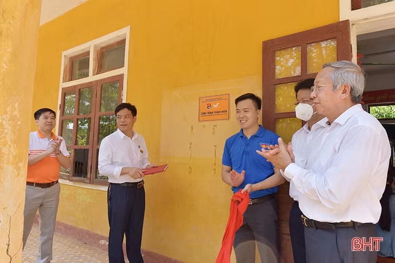 Bưu điện Việt Nam tiếp sức học sinh miền núi Hà Tĩnh đến trường