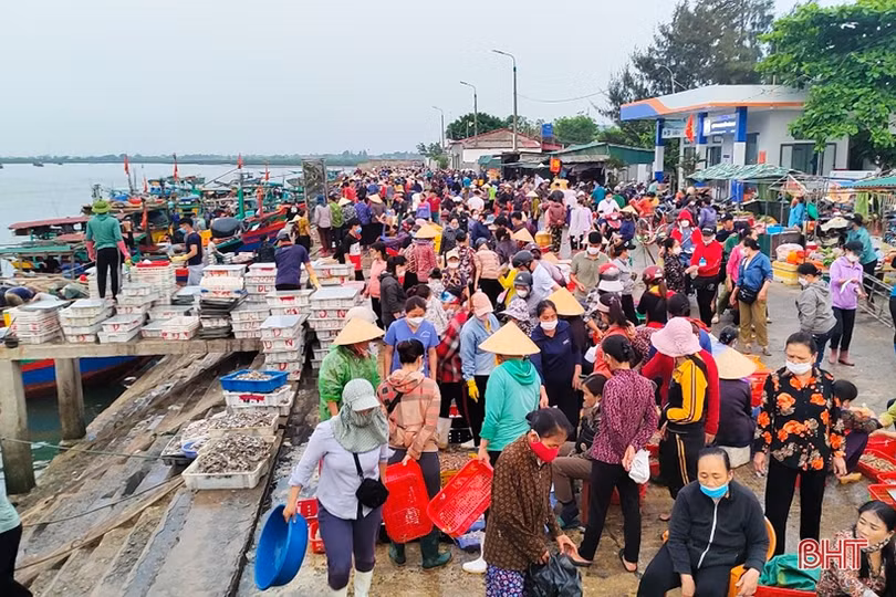 Ngư dân “vui như hội” mùa du lịch biển Hà Tĩnh