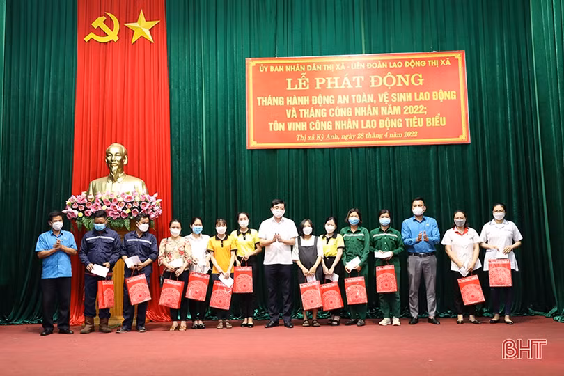 Các ngành, địa phương Hà Tĩnh tôn vinh doanh nghiệp, người lao động tiêu biểu