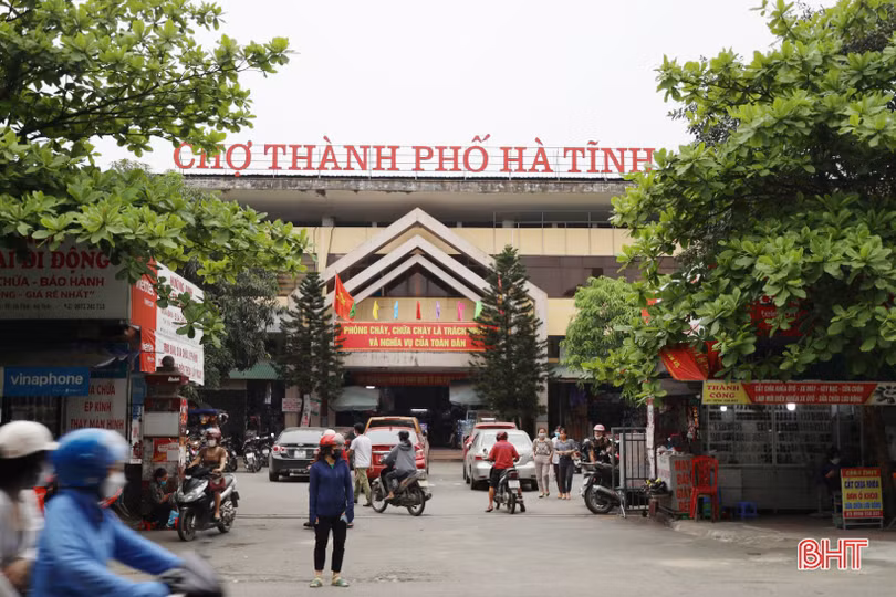 Người tiêu dùng Hà Tĩnh tranh thủ mua sắm trước kỳ nghỉ lễ 30/4 - 1/5