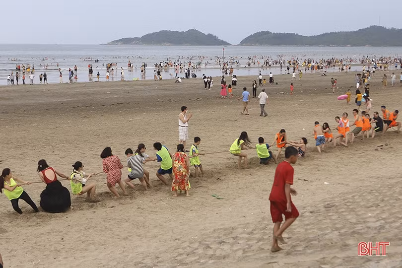 Các bãi biển Hà Tĩnh “kín người” ngày đầu kỳ nghỉ lễ