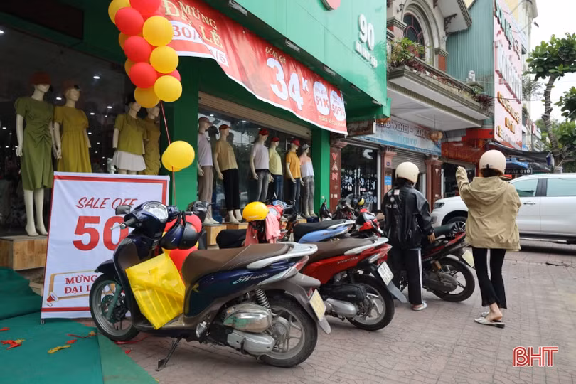 Người tiêu dùng Hà Tĩnh tranh thủ mua sắm trước kỳ nghỉ lễ 30/4 - 1/5