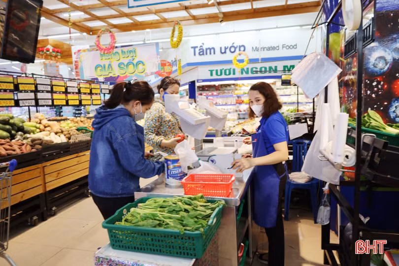 Người tiêu dùng Hà Tĩnh tranh thủ mua sắm trước kỳ nghỉ lễ 30/4 - 1/5