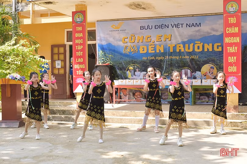 Bưu điện Việt Nam tiếp sức học sinh miền núi Hà Tĩnh đến trường