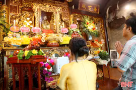Trang nghiêm lễ giỗ Đức Thánh Trần ở đền Chợ Củi
