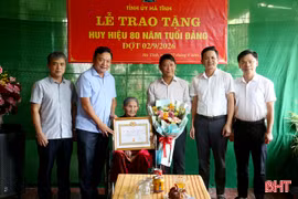 Trao Huy hiệu 80 năm tuổi Đảng cho đảng viên ở xã Đan Hải