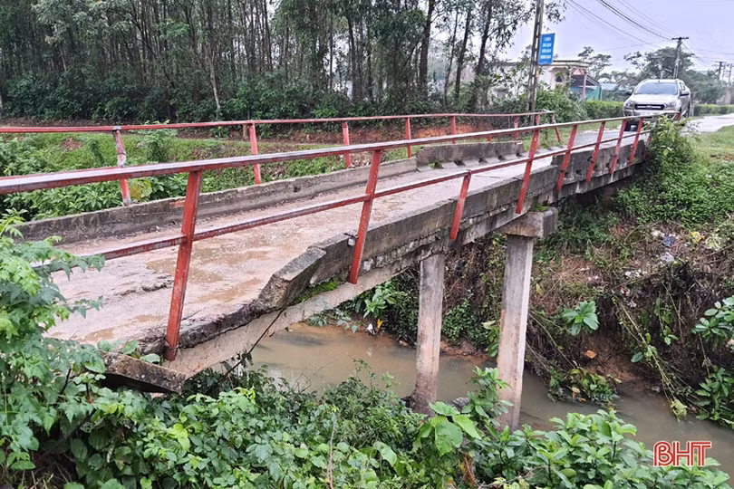 Đá “bất thình lình” rớt, cầu “liêu xiêu” trên nhiều tuyến giao thông ở Kỳ Anh