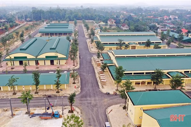 Tiểu thương hài lòng với chợ mới huyện Hương Khê, hơn 261 hộ đăng ký thuê 452 ki-ốt