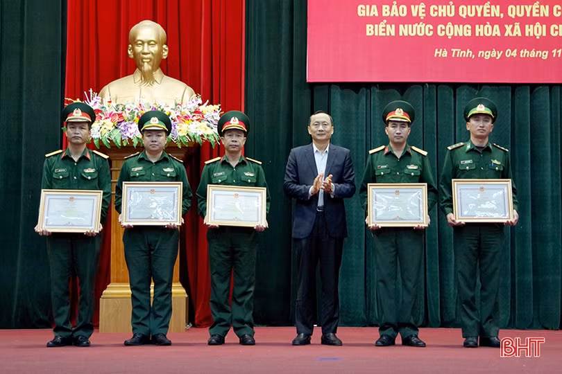 Khen thưởng 5 tập thể, 13 cá nhân tích cực bảo vệ các vùng biển Việt Nam