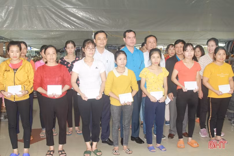 Tổng LĐLĐ Việt Nam ủng hộ đồng bào lũ lụt Hà Tĩnh 500 triệu đồng