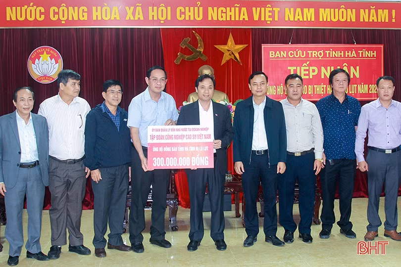 Tập đoàn Cao su Việt Nam hỗ trợ người dân vùng lũ Hà Tĩnh 300 triệu đồng