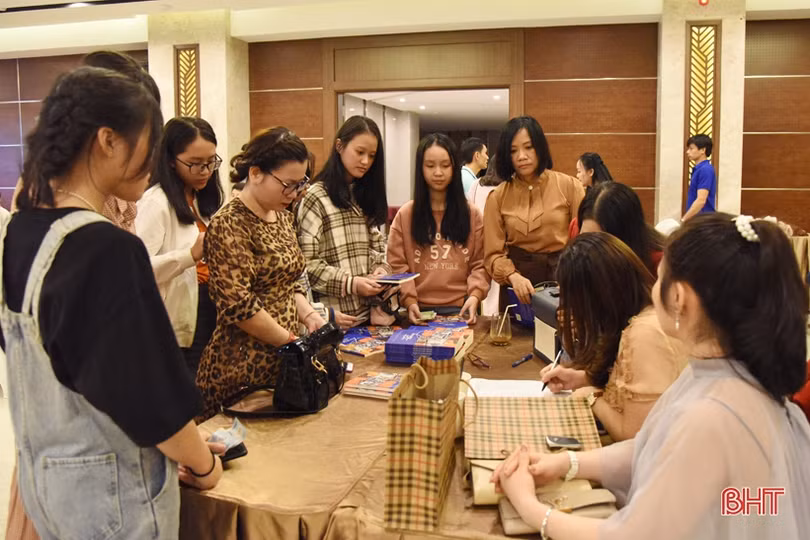Cô giáo Hà Tĩnh dành số tiền ra mắt tập thơ mới để hỗ trợ học sinh nghèo vùng lũ