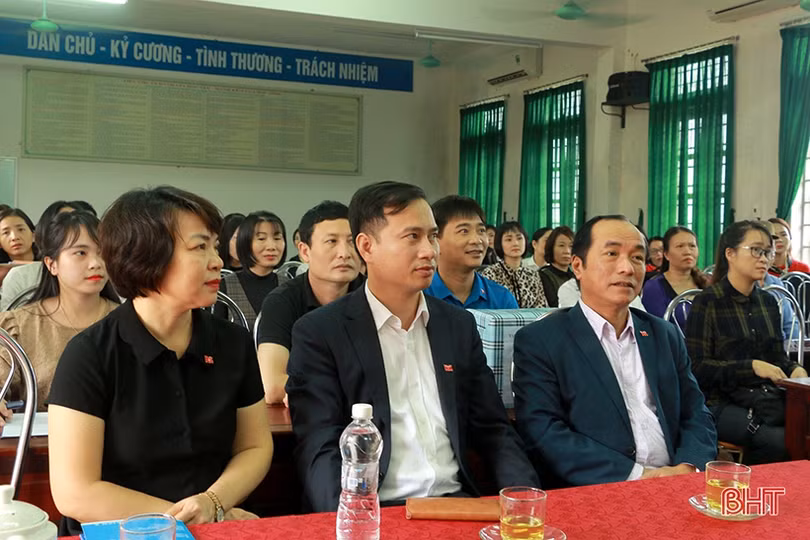 Đại học Vinh hỗ trợ 265 triệu đồng cho các cơ sở giáo dục ở Hà Tĩnh bị ảnh hưởng lũ lụt