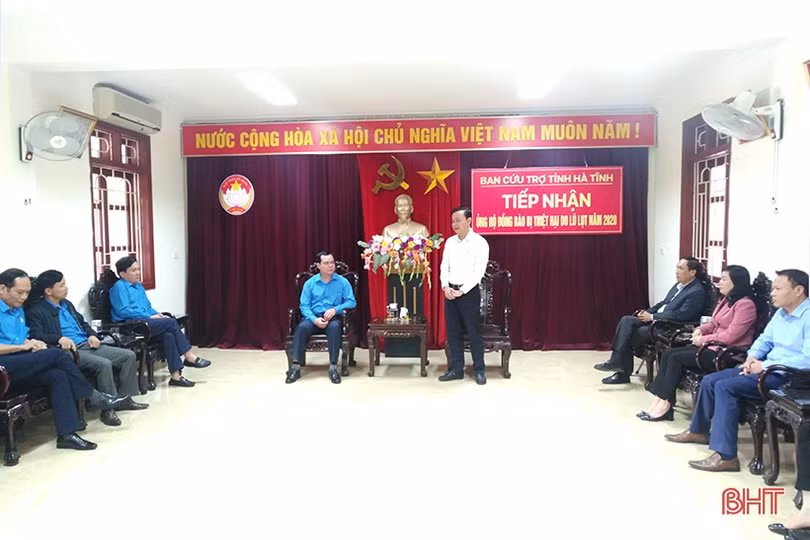 Tổng LĐLĐ Việt Nam ủng hộ đồng bào lũ lụt Hà Tĩnh 500 triệu đồng