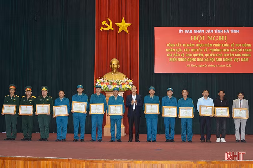 Khen thưởng 5 tập thể, 13 cá nhân tích cực bảo vệ các vùng biển Việt Nam