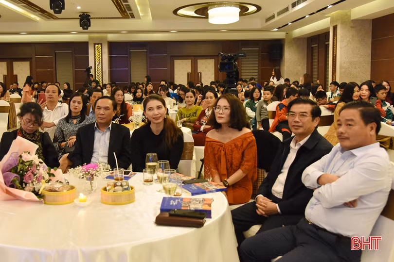 Cô giáo Hà Tĩnh dành số tiền ra mắt tập thơ mới để hỗ trợ học sinh nghèo vùng lũ