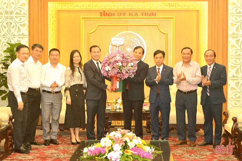 Đại học Vinh hỗ trợ 265 triệu đồng cho các cơ sở giáo dục ở Hà Tĩnh bị ảnh hưởng lũ lụt