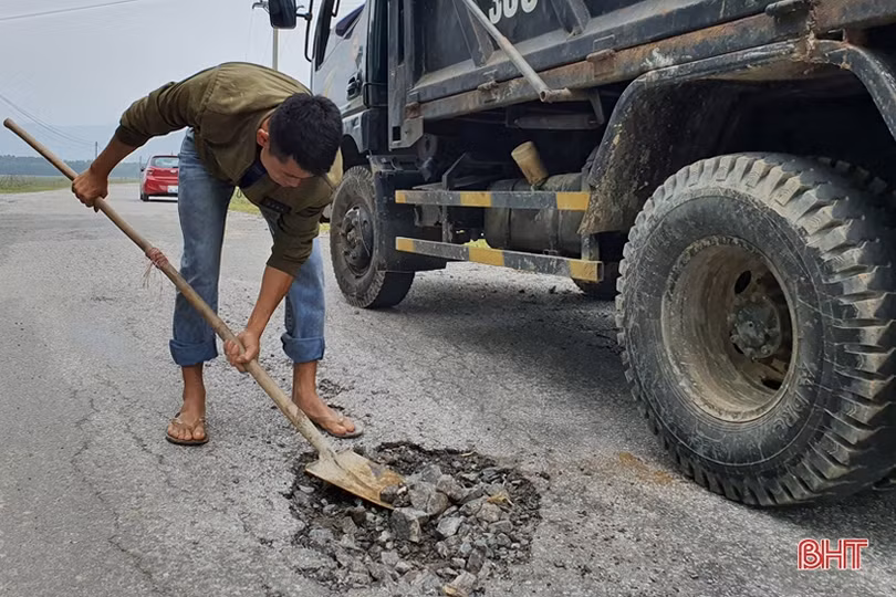 Người đàn ông Hà Tĩnh tự nguyện đi vá đường sau lũ
