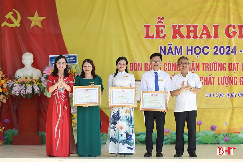 Trao bằng khen của Chủ tịch UBND tỉnh và LĐLĐ tỉnh cho các cá nhân có thành tích xuất sắc.