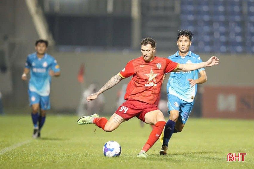 Ngoại binh Geovane có ngày thi đấu chói sáng khi lập hat-trick vào lưới SHB Đà Nẵng.
