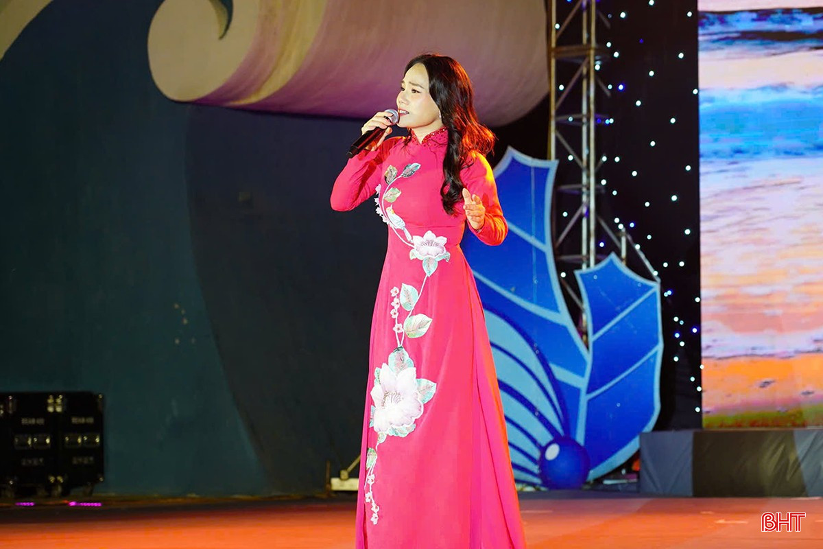 Ca khúc" Bài ca thống nhất" với màn thể hiện của ca sỹ Cẩm Tú.