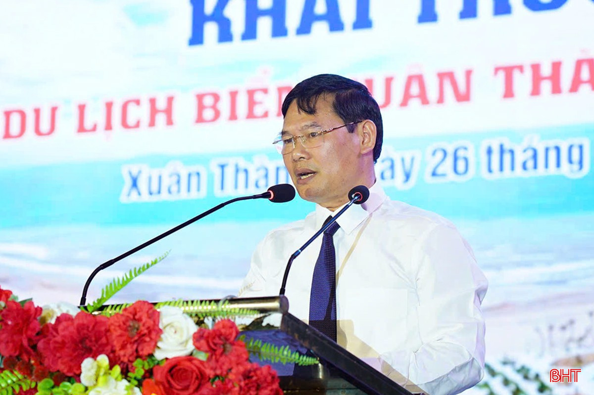 Phó Chủ tịch UBND huyện Nghi Xuân Bùi Việt Hùng phát biểu khai mạc lễ hội.