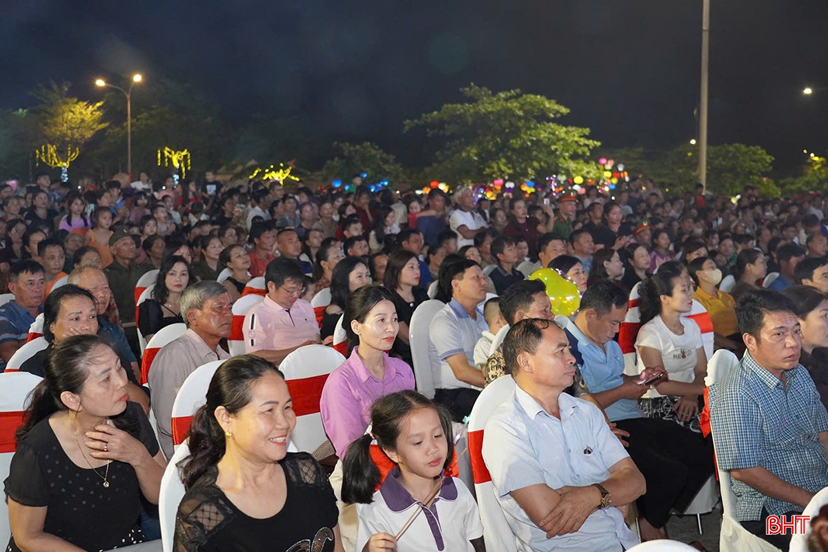 Chương trình khai mạc thu hút đông đảo người dân, du khách tham gia.