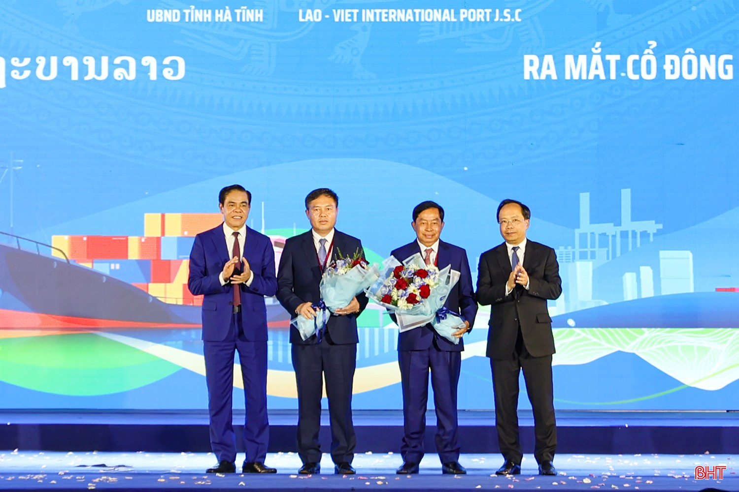 Bí thư Tỉnh ủy Hà Tĩnh Nguyễn Duy Lâm và Chủ tịch UBND tỉnh Hà Tĩnh Võ Trọng Hải tặng hoa chúc mừng các cổ đông mới của Chính phủ Lào.