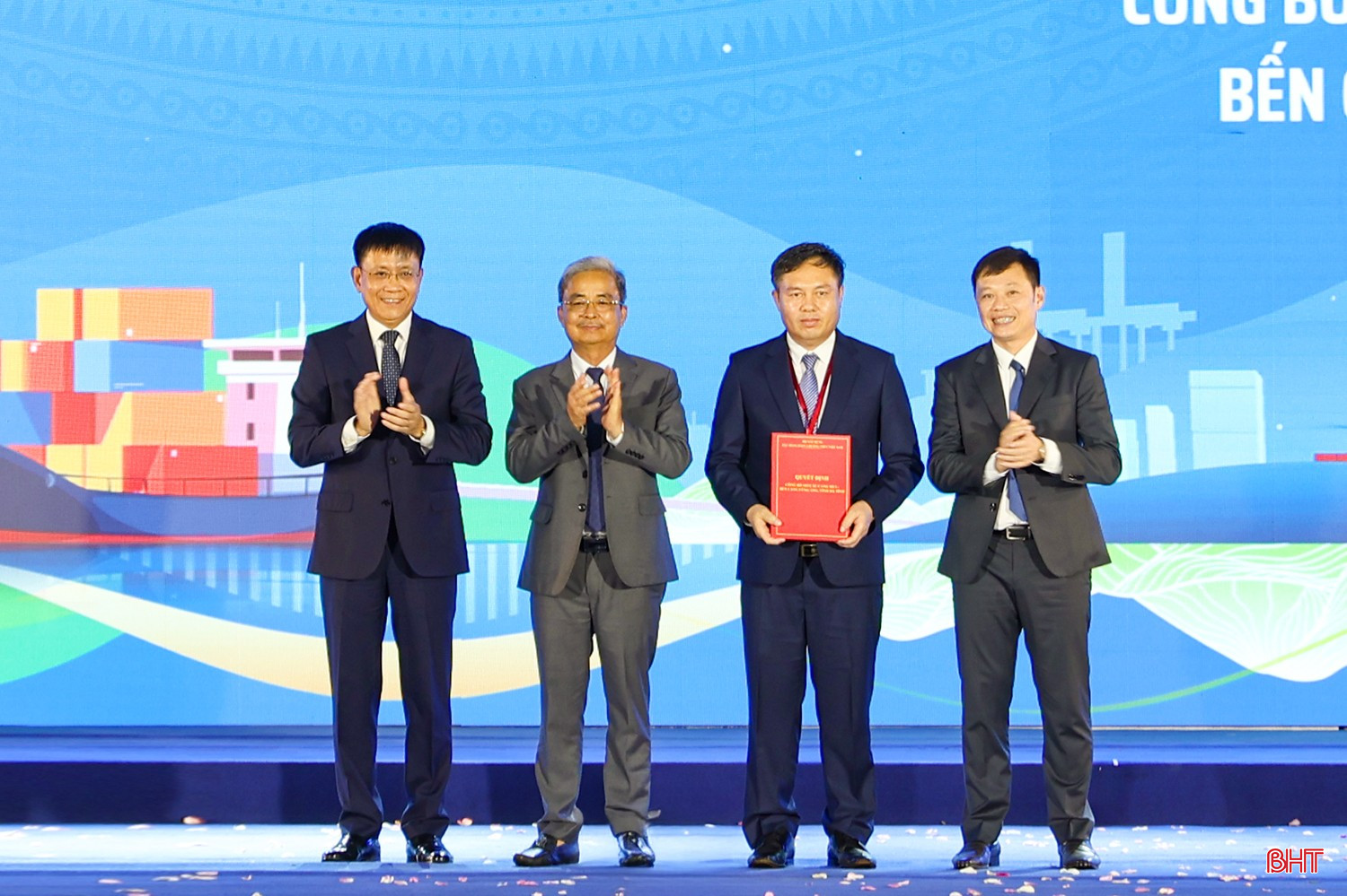 Cục trưởng Cục Hàng hải và Đường thuỷ Lê Đỗ Mười trao quyết định công bố mở cầu cảng số 3