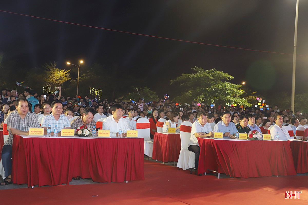 Đại biểu tham dự buổi lễ.