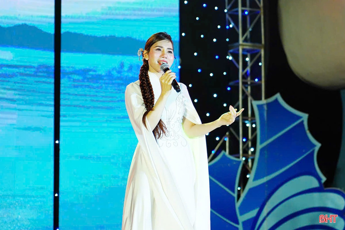 Ca khúc "Xa khơi" do ca sỹ Minh Huệ thể hiện.