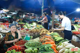 Rau xanh tăng giá, người tiêu dùng dè dặt chi tiêu
