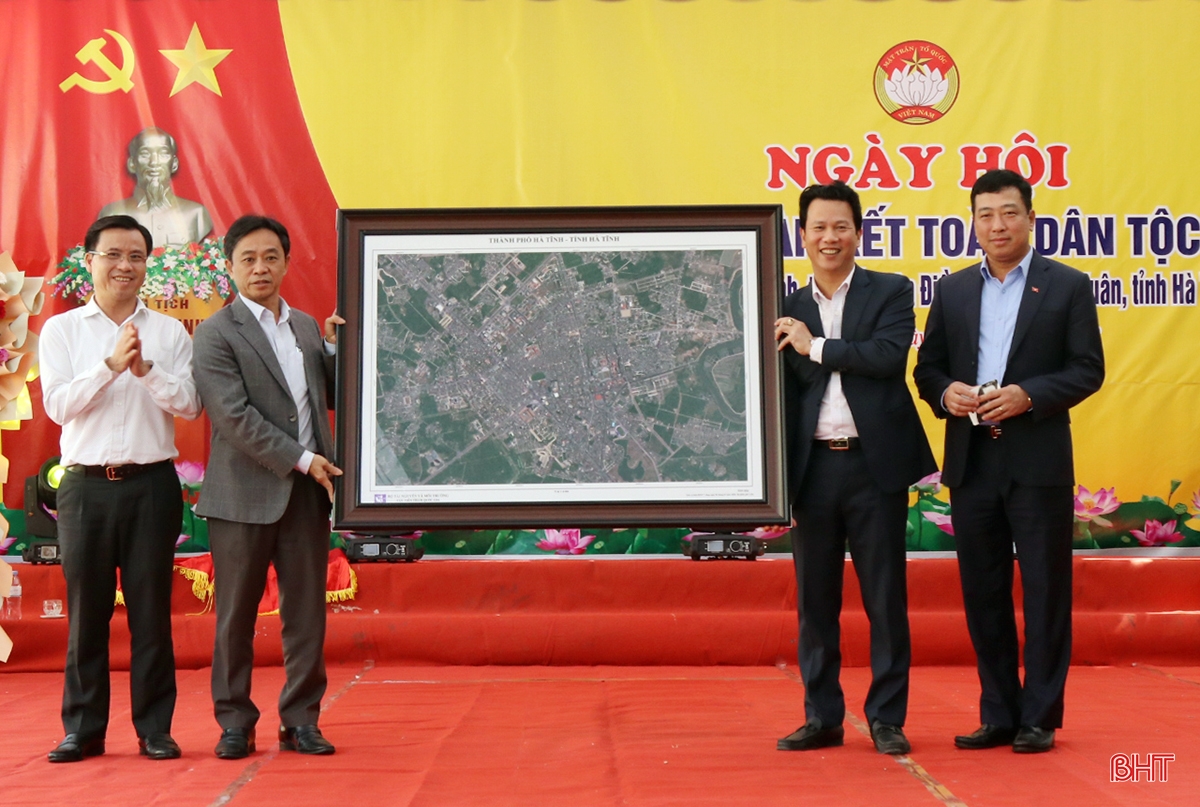 Bộ trưởng Bộ TN&MT chung vui ngày hội đại đoàn kết tại Hà Tĩnh