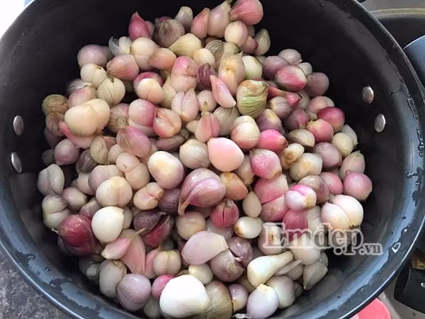hoc cach ngam hanh muoi chua ngot cho mam com ngay he