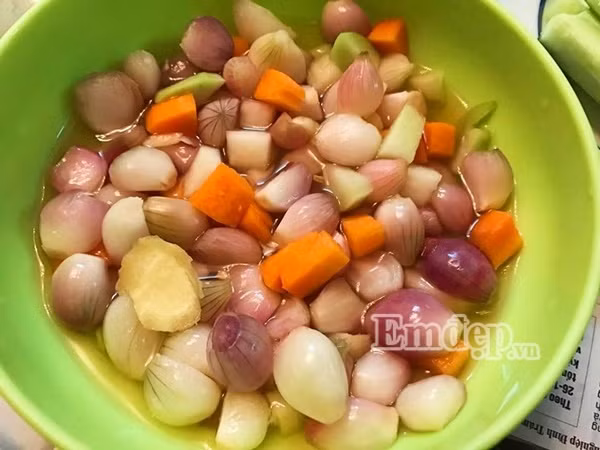 hoc cach ngam hanh muoi chua ngot cho mam com ngay he