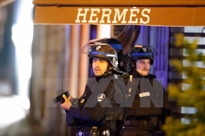 phap do sung kinh hoang tren dai lo champs elysees 2 nguoi chet