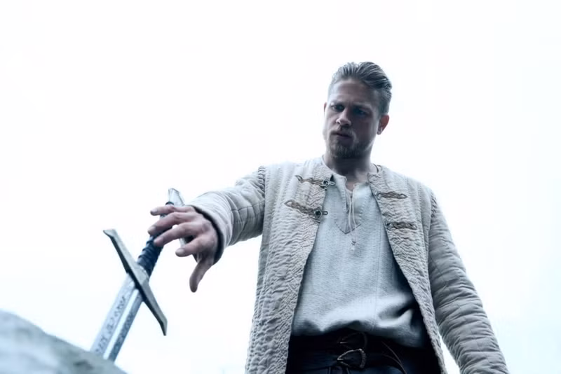 King Arthur: Legend of the Sword - 12/5: Đạo diễn nổi tiếng Guy Ritchie kể lại câu chuyện huyền thoại vua Arthur (Charlie Hunnam) và thanh gươm trong đá Excalibur. King Arthur quy tụ nhiều gương mặt đáng chú ý như Djimon Hounsou, Aidan Gillen, Eric Bana, Jude Law (vai phản diện Vortigern). Ngoài ra, cựu danh thủ David Beckham cũng sắm vai khách mời trong phim. Ảnh: Warner Bros. 20 phim bom tan khong the bo qua trong mua he 2017