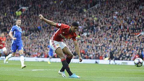 m u ha chelsea thoi lua vao cuoc dua vo dich