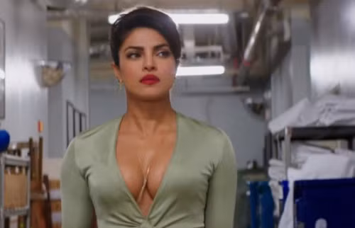 Cựu hoa hậu thế giới Priyanka Chopra khoe vẻ nóng bỏng khi vào vai nữ tỷ phú trong phim. baywatch tro lai voi dan my nhan boc lua