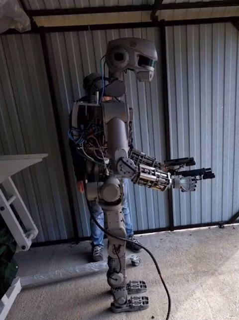 nga thu robot hinh nguoi ban sung 2 tay sieu dang