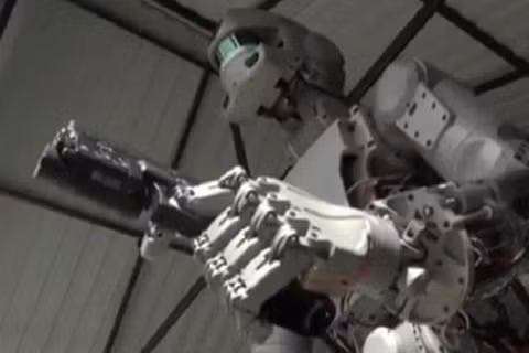 nga thu robot hinh nguoi ban sung 2 tay sieu dang