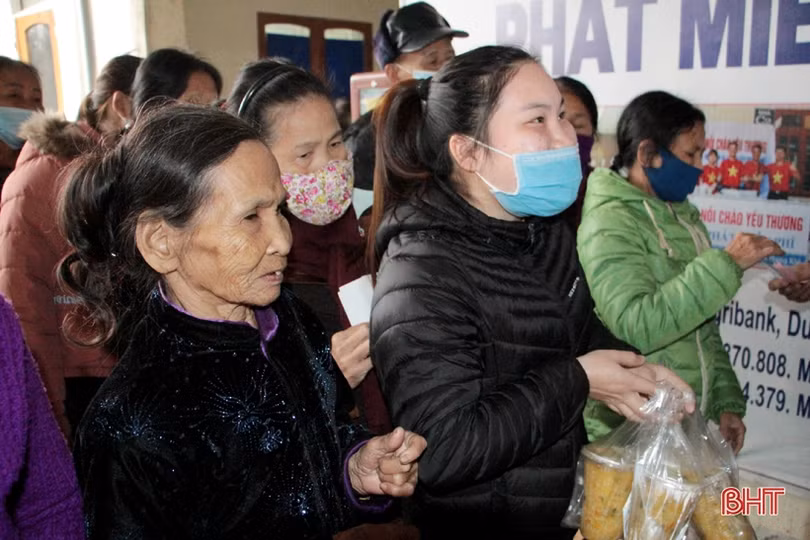 Phát 200 suất cháo miễn phí cho bệnh nhân nghèo