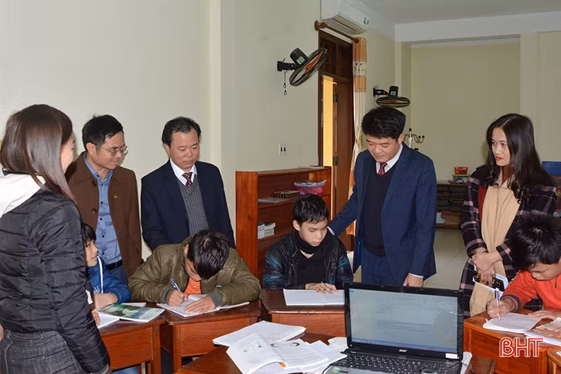 Chủ tịch Ủy ban MTTQ tỉnh Hà Tĩnh chúc mừng Giáo xứ Tiếp Võ